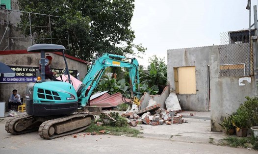 UBND phường Hải An tổ chức cưỡng chế thu hồi đất để thực hiện dự án đầu tư xây dựng đường Vành đai 2 đoạn tuyến Tân Vũ - Hưng Đạo - đường Bùi Viện. Ảnh: Phường Hải An, Hải Phòng