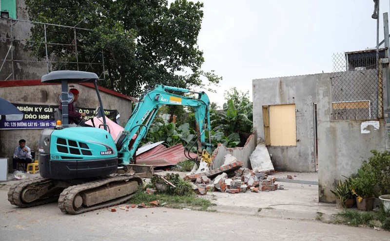 Hai An Ward People's Committee organized land acquisition enforcement to implement the investment project to build Ring Road 2 section Tan Vu - Hung Dao - Bui Vien road. Photo: Khuong Hai An, Hai Phong