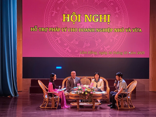 Representatives of departments and branches of Lam Dong province answered and promptly resolved difficulties and problems of enterprises. Photo: Lam Duc