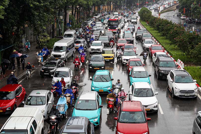 Experience safe driving when traveling in urban areas. Photo: Song Huu