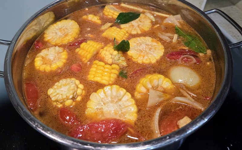 The delicious Thai hotpot water will help the family meal become warmer on a cold day. Photo: Tuan Dat