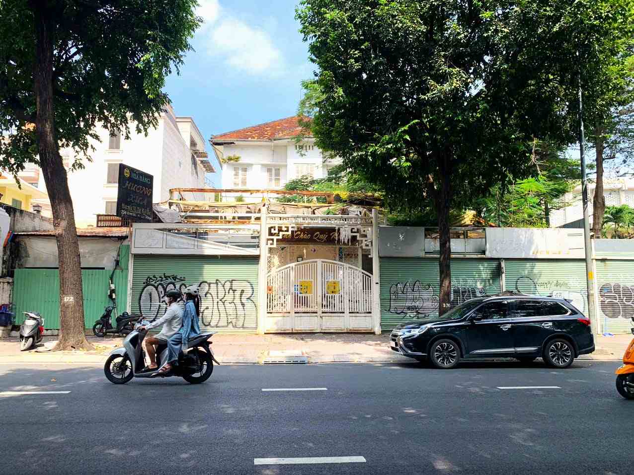 Can biet thu tai 204 Vo Thi Sau, phuong Xuan Hoa, TPHCM trong tinh trang bo hoang, vi chua thong nhat nhom xep hang. Anh: Thai Bao