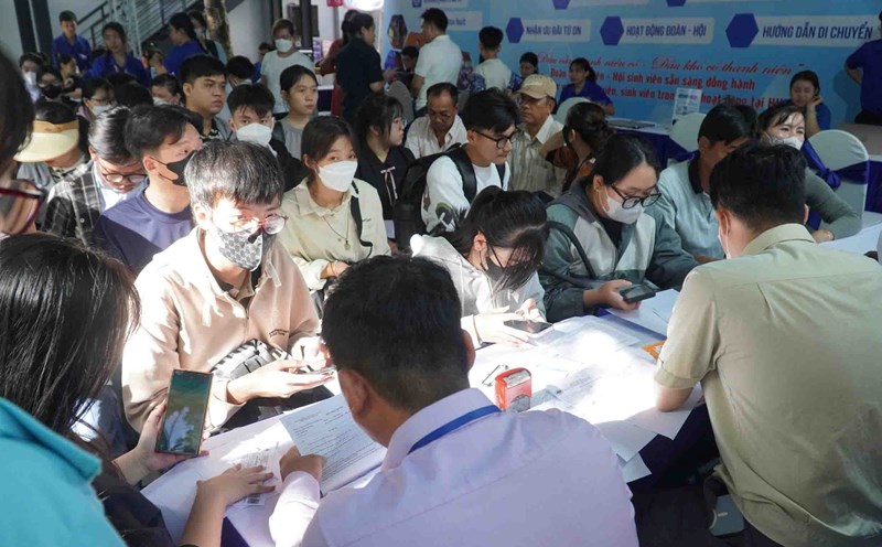 Ho Chi Minh City University of Industry and Trade plans to adjust the morning school start time to 30 minutes earlier than at present. Photo: Chan Phuc