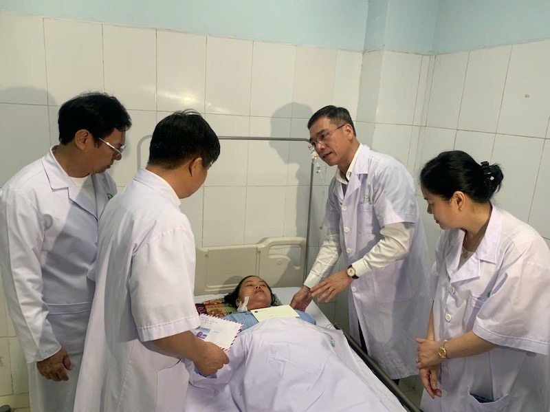 TS Ha Anh Duc tham hoi nguoi nha benh nhan bi tan cong. Anh: Le Hao