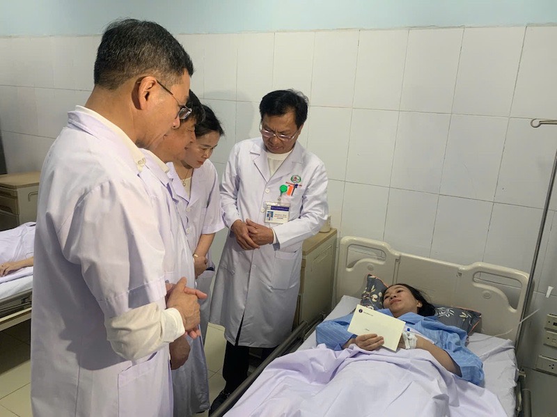Cuc truong Cuc Quan ly Kham chua benh tham hoi suc khoe dieu duong Hoai. Anh: Le Hao