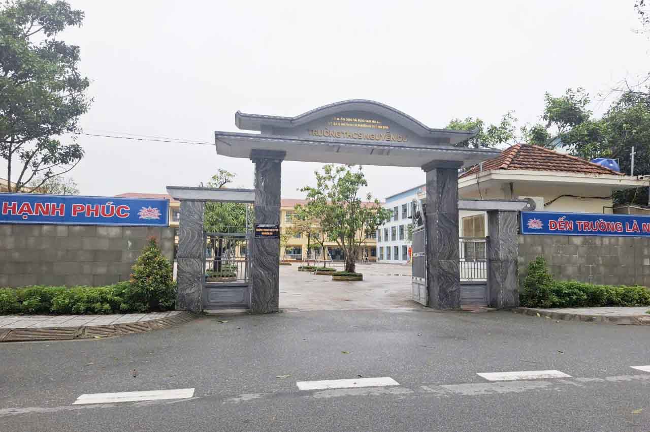 Nguyen Du Secondary School has implemented a social mobilization campaign for some programs that have caused a stir. Photo: Tran Tuan.