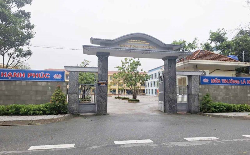 Nguyen Du Secondary School has implemented a social mobilization campaign for some programs that have caused a stir. Photo: Tran Tuan.