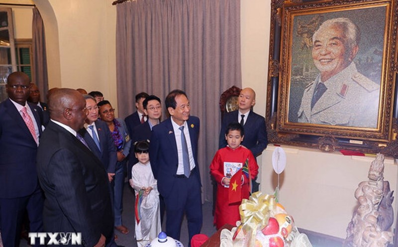 South African President Matamela Cyril Ramaphosa visited General Vo Nguyen Giap's family on the morning of October 24. Photo: VNA