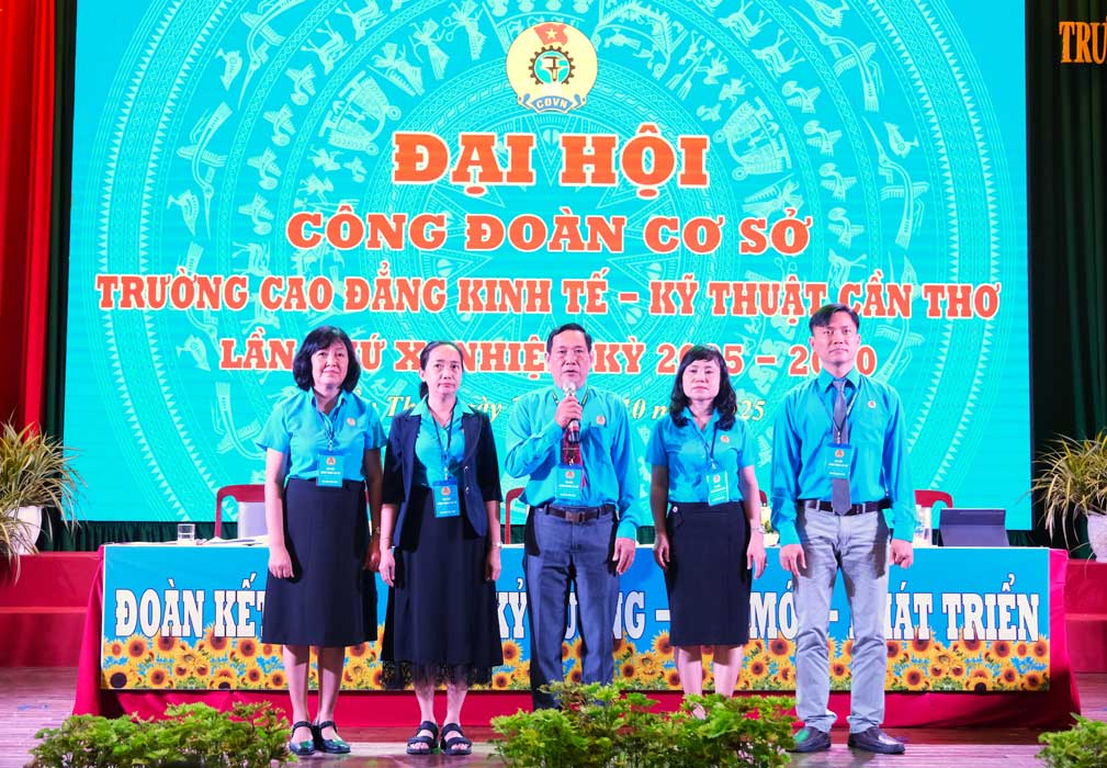 Ban Chap hanh CDCS Truong khoa moi ra mat Dai hoi. Anh: My Ly