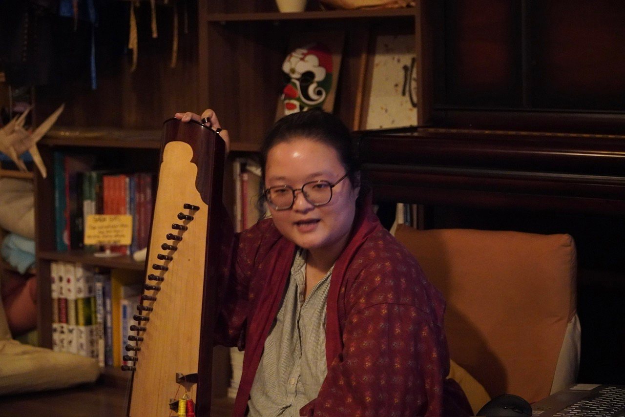 Luc Pham Quynh Nhi of the event "The Story of Vietnamese painting". Photo: Mai Anh.