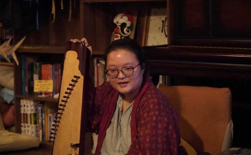 Luc Pham Quynh Nhi of the event "The Story of Vietnamese painting". Photo: Mai Anh.