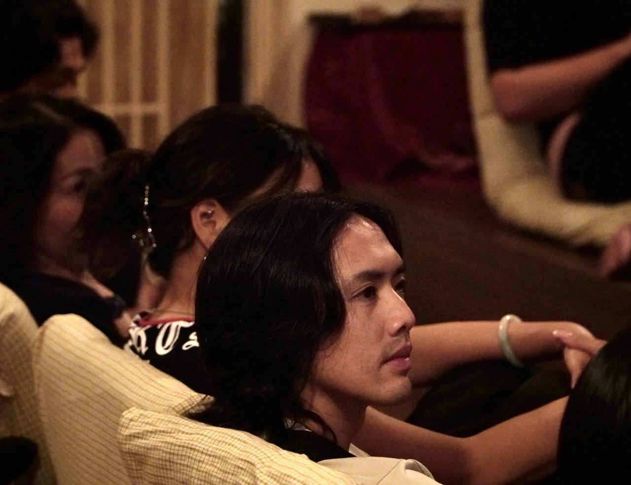 Khan gia cham chu thuong thuc nhung nhac pham. Anh: Mai Anh.