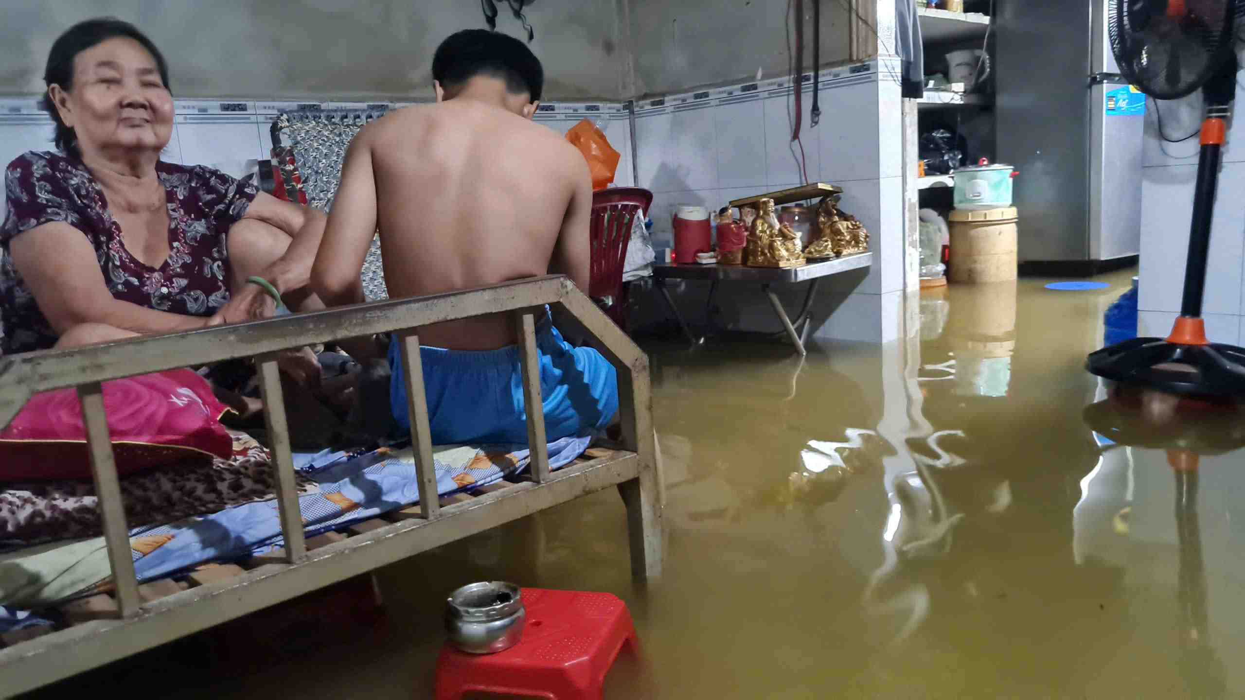 Las lluvias y las mareas altas han provocado que la vida de las personas en las zonas profundamente inundadas de la provincia de Ca Mau se vea trastornada. Foto: Nhat Ho