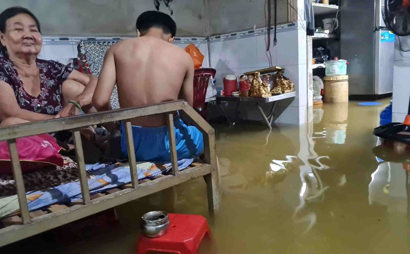 High rain and tides have disrupted the lives of people in deeply flooded areas in Ca Mau province. Photo: Nhat Ho