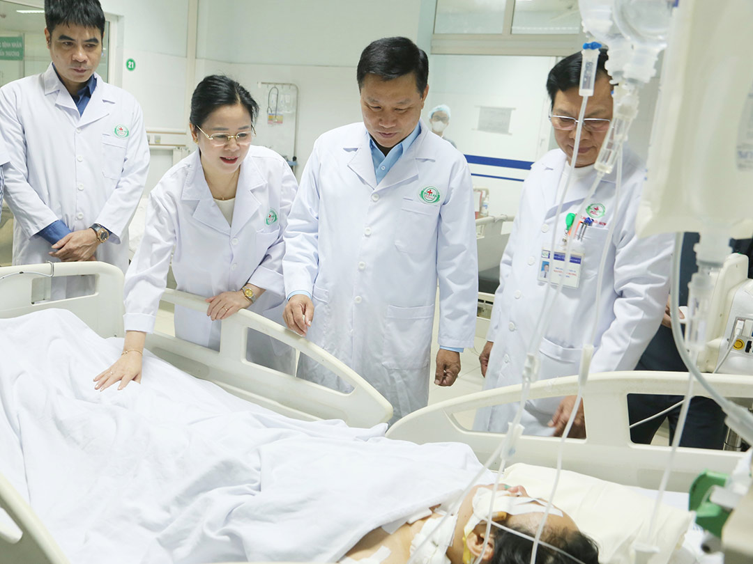 Vice Chairman of Nghe An Provincial People's Committee Hoang Phu Hien (standing in the middle) and leaders of Nghe An Department of Health visited and encouraged the victim injured by a knife attack. Photo: Tu Thanh