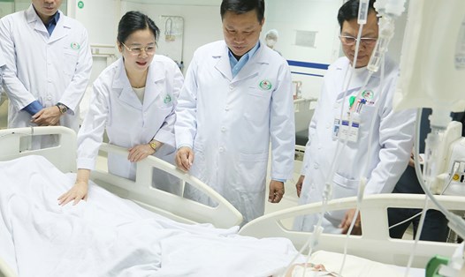 Phó Chủ tịch UBND tỉnh Nghệ An Hoàng Phú Hiền (đứng giữa) cùng lãnh đạo Sở Y tế Nghệ An thăm hỏi, động viên nạn nhân bị thương do bị tấn công bằng dao. Ảnh: Từ Thành