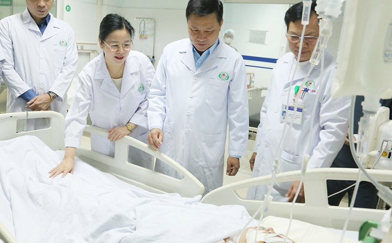 Vice Chairman of Nghe An Provincial People's Committee Hoang Phu Hien (standing in the middle) and leaders of Nghe An Department of Health visited and encouraged the victim injured by a knife attack. Photo: Tu Thanh