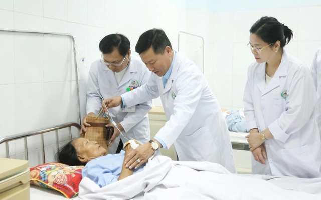 Pho Chu tich UBND tinh Nghe An Hoang Phu Hien chi dao tap trung dieu tri cho cac nan nhan. Anh: Tu Thanh
