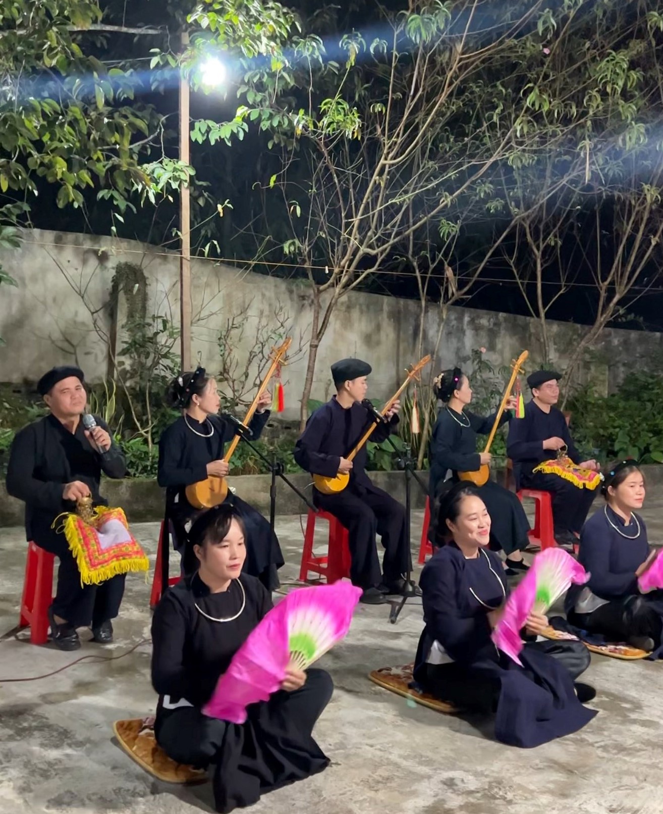 Den voi lang van hoa du lich cong dong Quynh Son, du khach duoc tim hieu cac net van hoa dac sac cua nguoi Tay nhu cac lan dieu hat then, choi dan tinh, trai nghiem nhieu mon an truyen thong nhu lon quay, banh chung Tay, banh la ngai, khau nhuc...