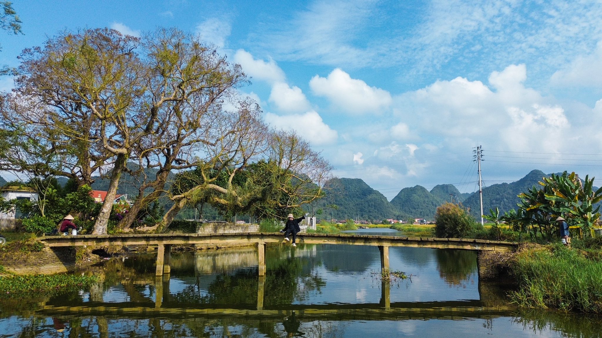 Mot goc lang que tho mong niu chan du khach phuong xa.