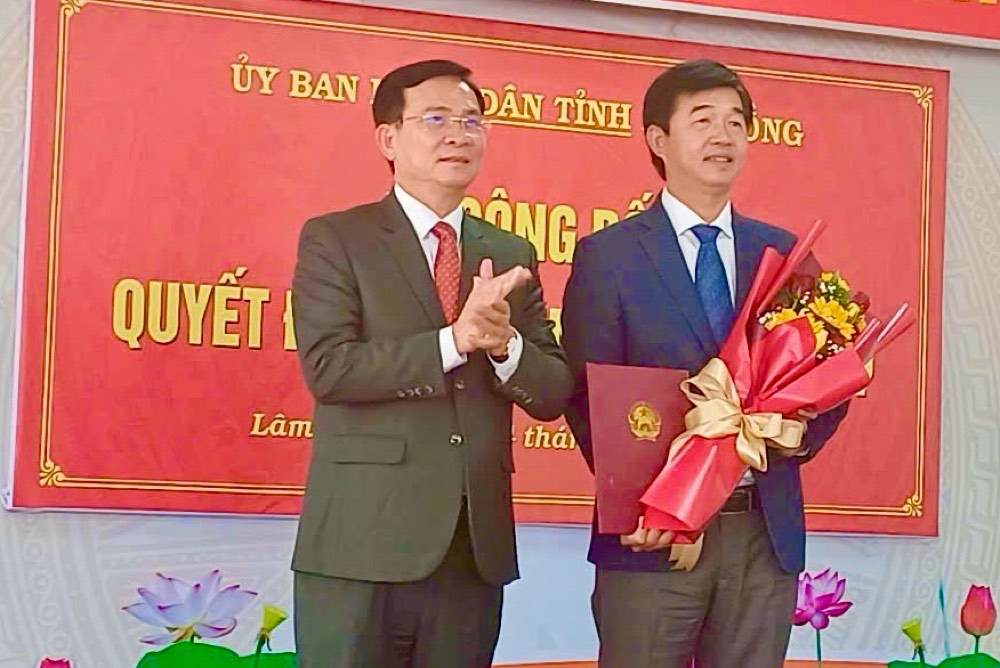Ong Ho Van Muoi - Pho Bi thu Tinh uy, Chu tich UBND tinh Lam Dong trao quyet dinh va tang hoa chuc mung ong Phan Nguyen Hoang Tan - Giam doc So Nong nghiep va Moi truong tinh. Anh: Pham Duy
