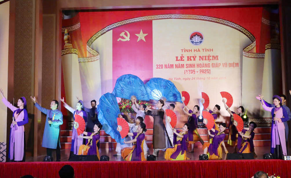 Art performance at the ceremony to celebrate the 320th anniversary of the birth of Hu Yifei. Photo: Van Hoa.