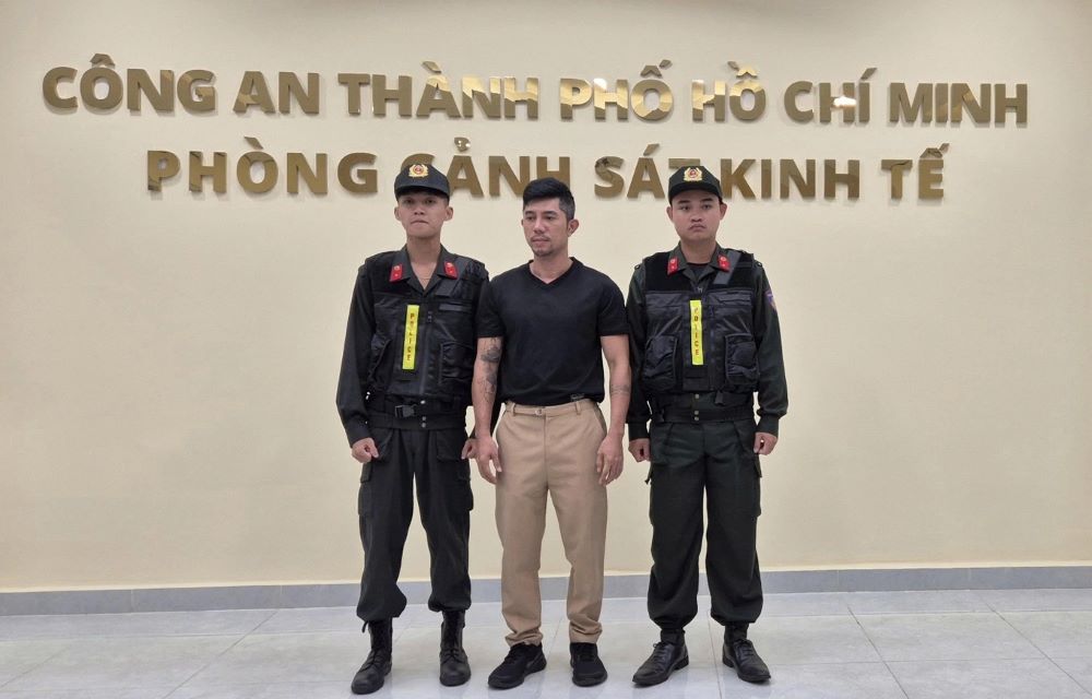 Ca sĩ Lương Bằng Quang tại cơ quan điều tra. Ảnh: Công an cung cấp. 