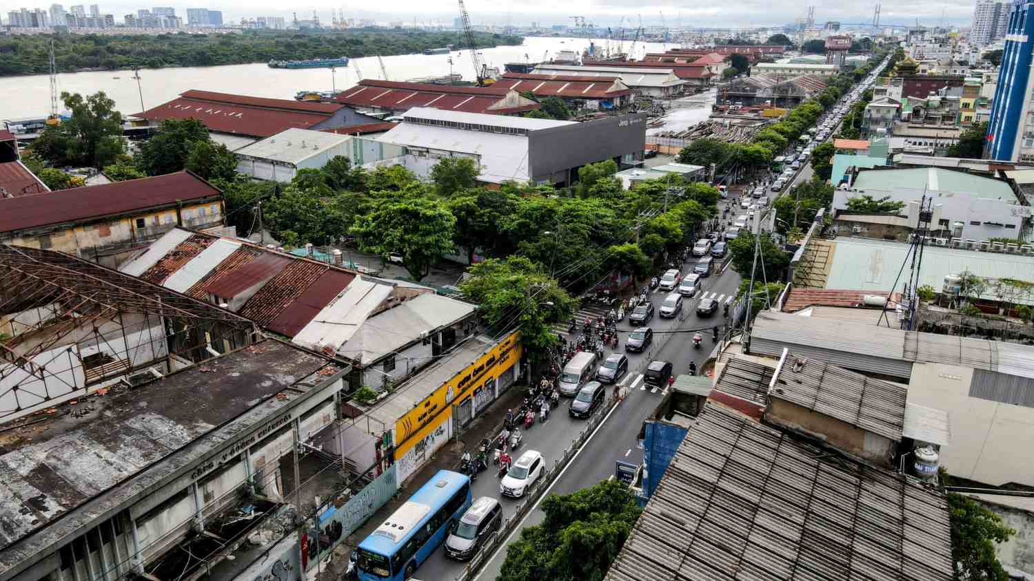 Ket xe keo dai tren duong Nguyen Tat Thanh vao trung tam.  Anh: Anh Tu