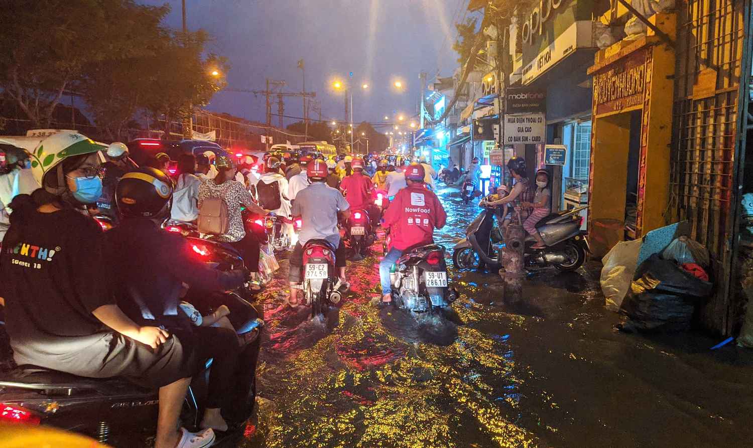 Duong Nguyen Tat Thanh bi ngap nuoc moi khi trieu cuong dang.  Anh: Anh Tu
