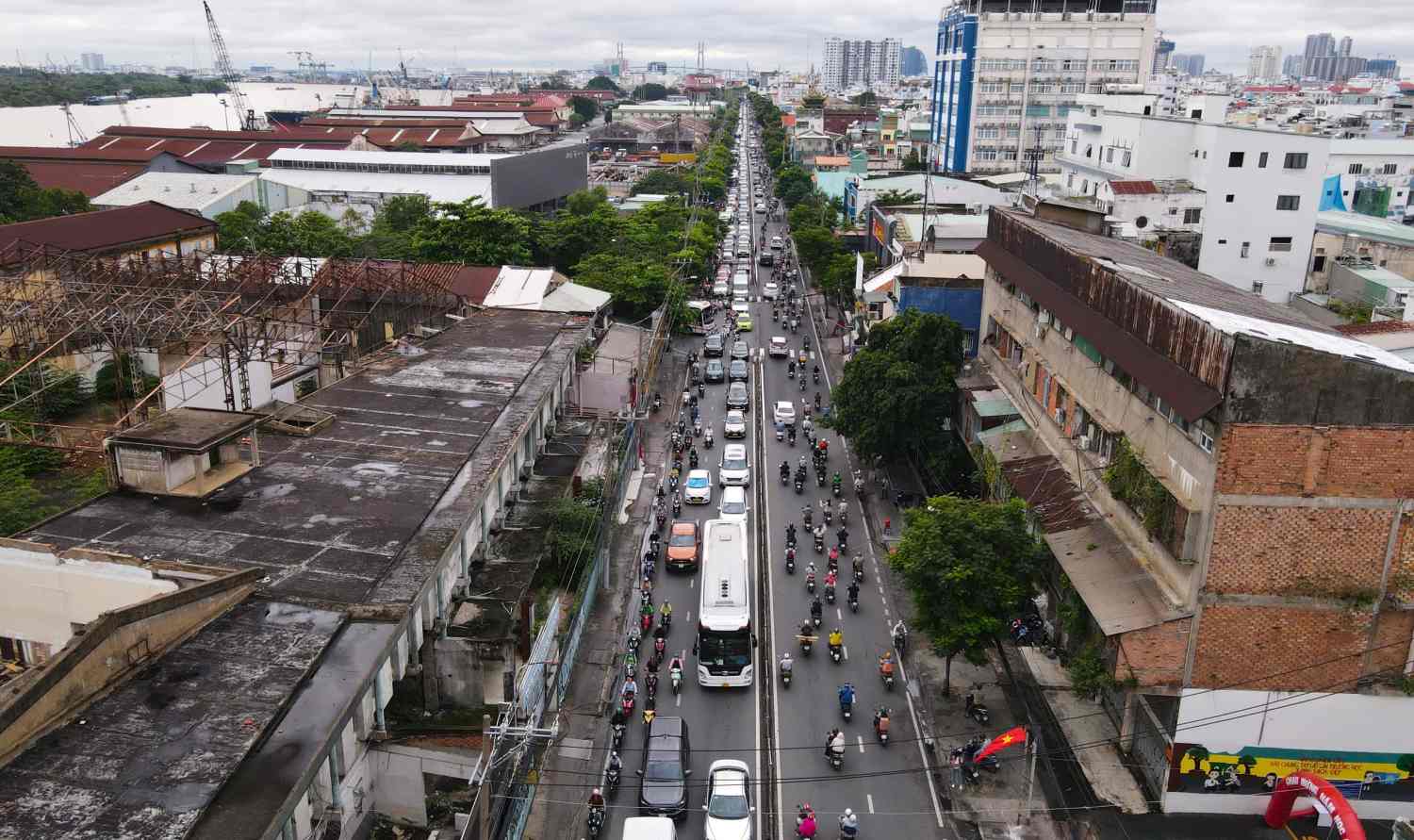 호치민시 중심부로 향하는 Nguyen Tat Thanh 도로에서 교통 체증이 길게 이어지고 있습니다. 사진: Anh Tu