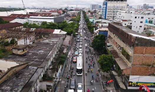 Dòng xe ùn tắc kéo dài trên đường Nguyễn Tất Thành, hướng vào trung tâm TPHCM.  Ảnh: Anh Tú