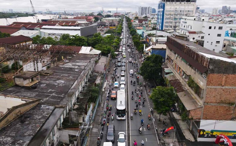 The line of vehicles was congested on Nguyen Tat Thanh Street, heading towards the center of Ho Chi Minh City. Photo: Anh Tu