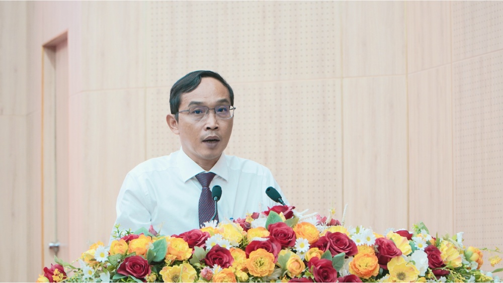 Director of the Department of Home Affairs of An Giang Department - Nguyen Nhu Anh presented the Report on the Resolution regulating one-time allowances for people working outside the payroll quota at Hoitis assigned by the Party and the State at the provincial or district level before July 1, 2025. Photo: Nguyen Anh