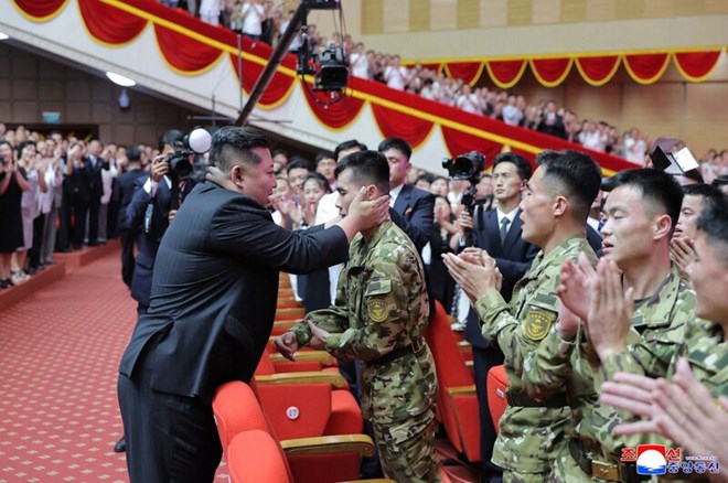 North Korean leader Kim Jong Un meets with soldiers participating in the fight in Russia on August 22. Photo: AFP