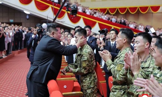 Lãnh đạo Triều Tiên Kim Jong Un gặp mặt binh sĩ tham gia chiến đấu tại Nga ngày 22.8. Ảnh: AFP
