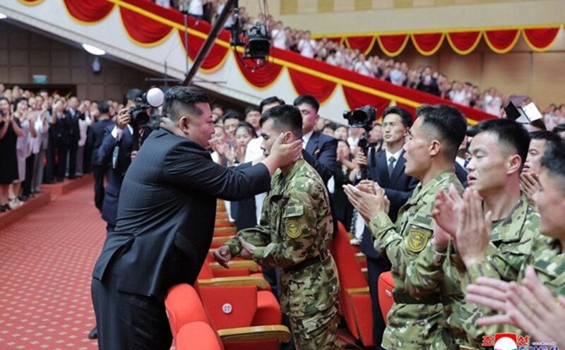 North Korean leader Kim Jong Un meets with soldiers participating in the fight in Russia on August 22. Photo: AFP