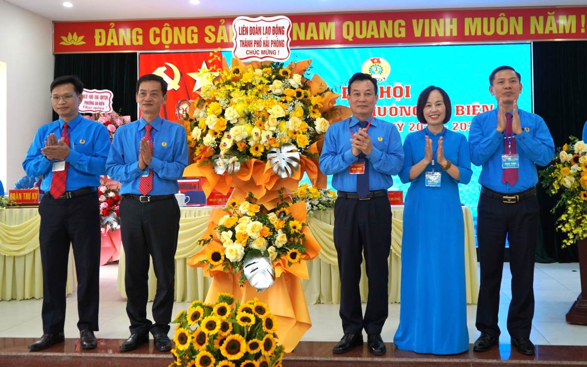 Dai tang leaders of the Hai Phong City Urban Labor Federation presented flowers to congratulate Dai tang. Photo: Mai Dung