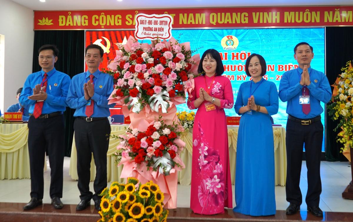 Dai dien lanh dao phuong An Bien tang hoa chuc mung Dai hoi. Ảnh: Mai Dung