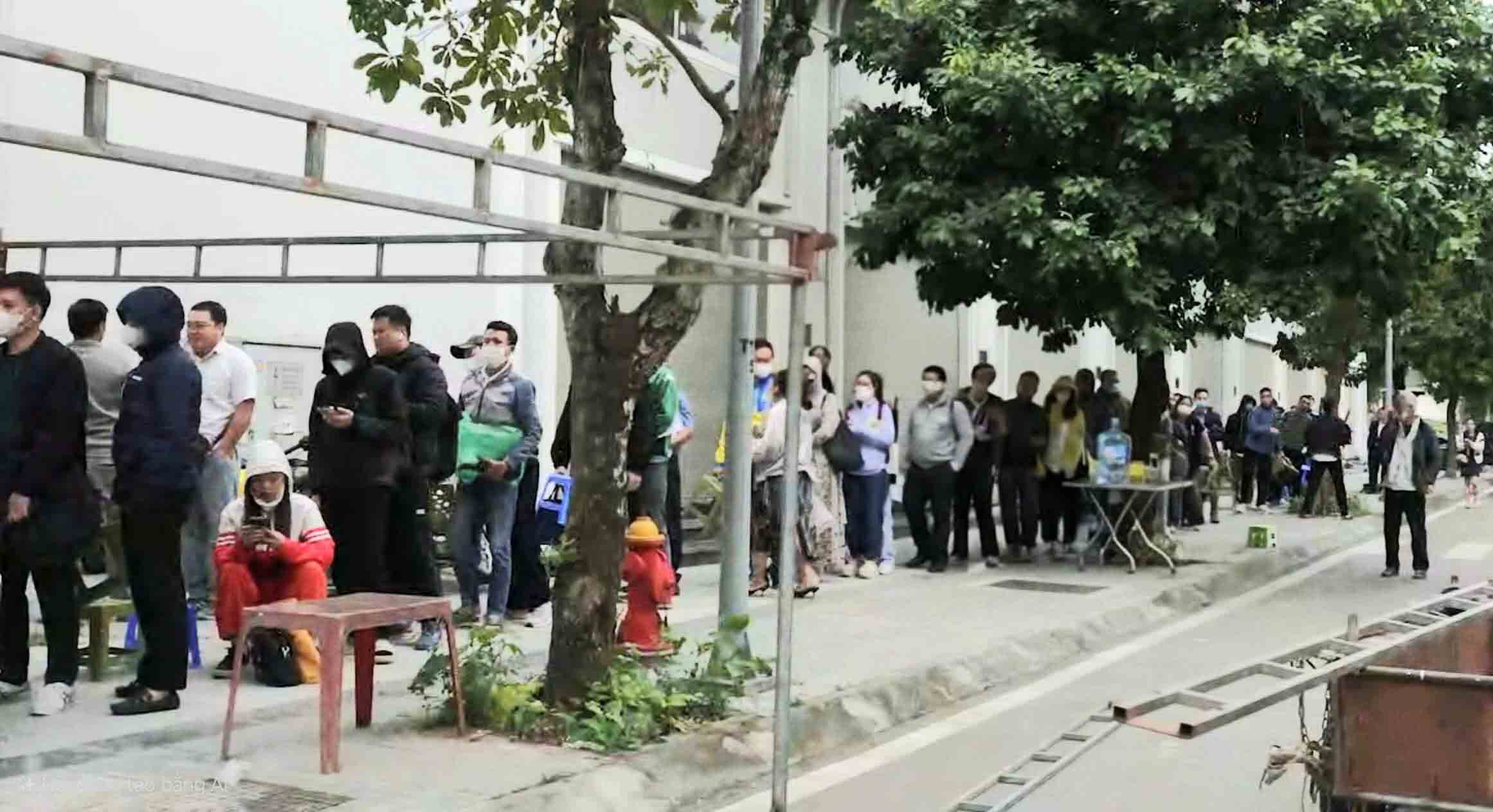 People line up to submit documents to buy Uy No social housing, Hanoi. Photo: Viet Bac.