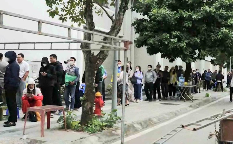 People line up to submit documents to buy Uy No social housing, Hanoi. Photo: Viet Bac.