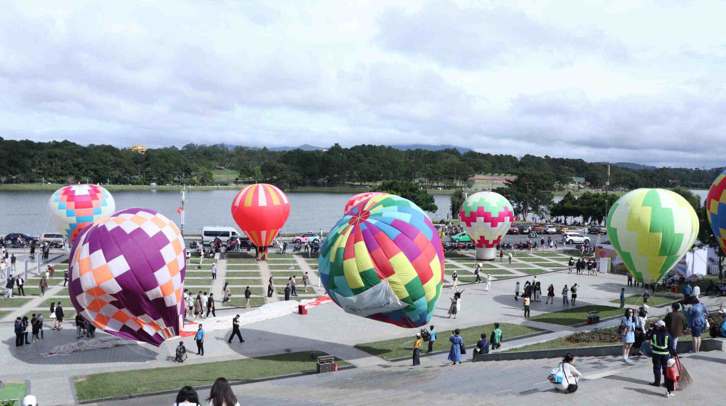 El festival Khinh khi cau se lleva a cabo en la plaza Lam Vien (Da Lat Lam Dong). Foto: Khanh Phuc