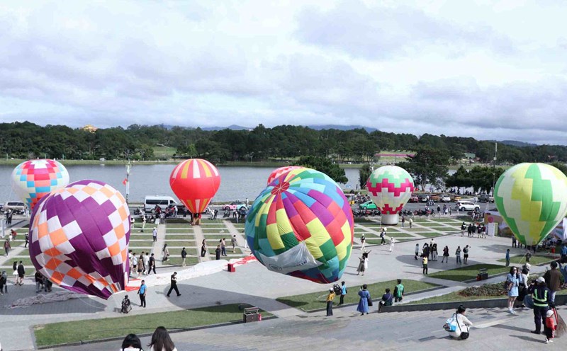 The hot air balloon festival takes place at Lam Vien Square (Da Lat, Lam Dong). Photo: Khanh Phuc