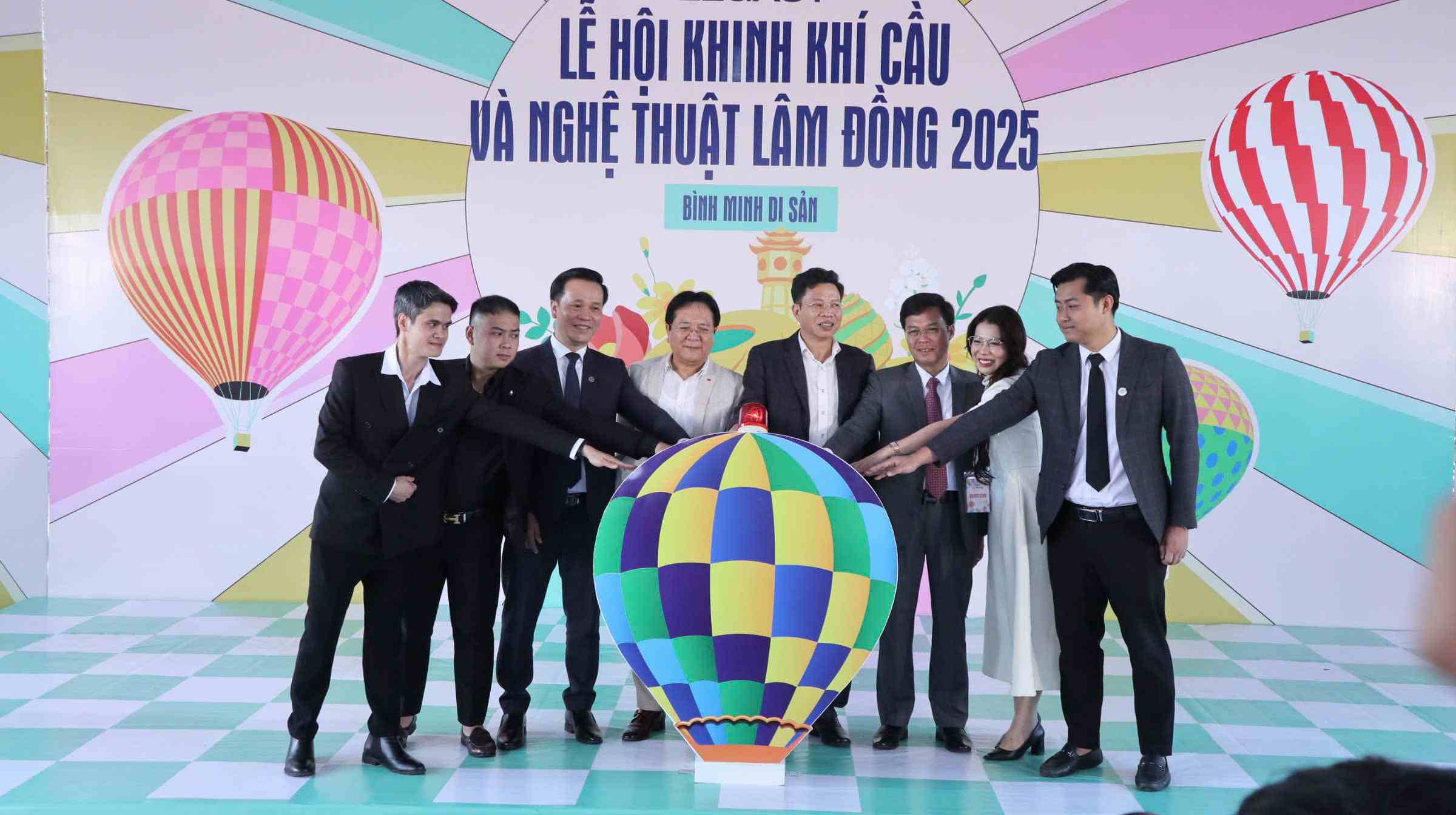 Lanh dao Tinh uy, UBND tinh Lam Dong va cac don vi to chuc Le hoi Khinh khi cau va Nghe thuat Lam Dong 2025 bam nut khai mac le hoi. Anh: Phuc Khanh