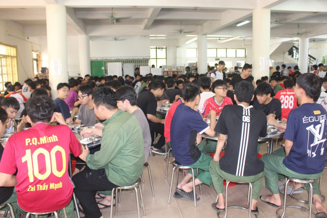 Cong ty TNHH Nam Sanh Ha Noi la don vi cung cap suat an cho cac sinh vien bi phat 20 trieu dong do vi pham an toan thuc pham. Anh: Ngo Tien.