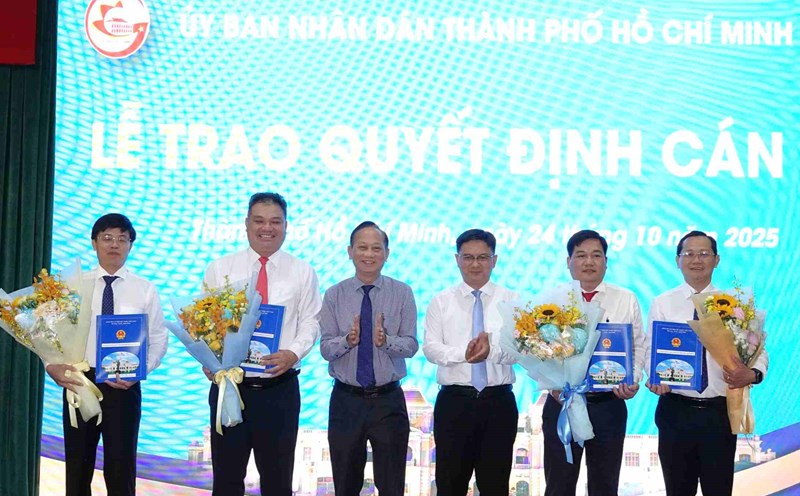 Ho Chi Minh City leaders presented the decision and presented flowers to congratulate the Chairman and Vice Chairman of the People's Committees of wards and communes. Photo: Minh Quan