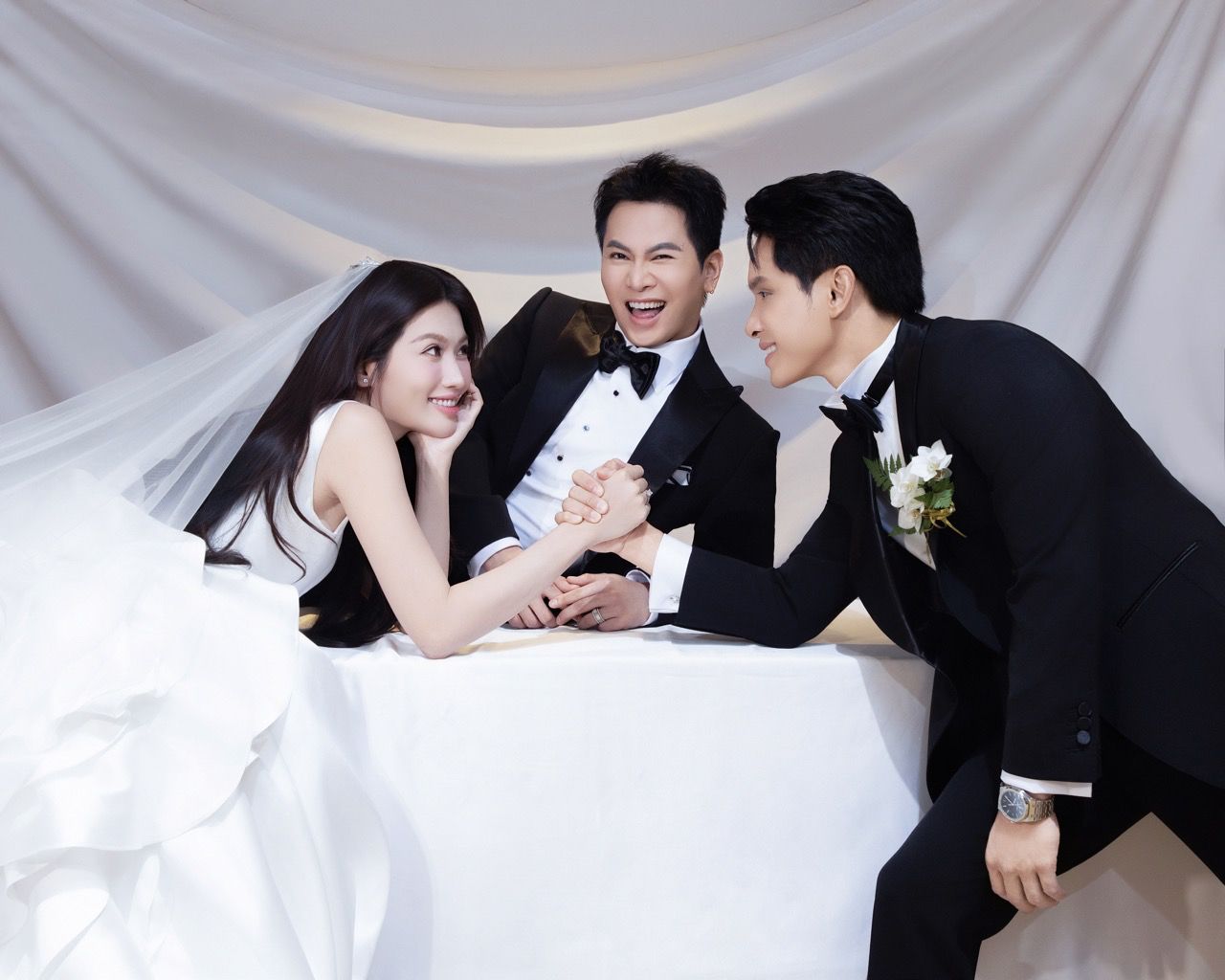 Mai Tien Dung이 새 뮤직비디오에서 Quynh Chau – Phat Nguyen의 '주례'를 맡았습니다. 사진: 예술가 제공.