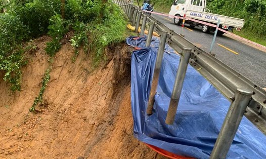 Quốc lộ 49, đoạn từ Chầm đến cầu Tuần (phường Kim Long) bị sạt lở taluy âm ra phía bờ sông Hương, nguy cơ tiếp tục sạt lở. Ảnh: Nguyễn Lân.