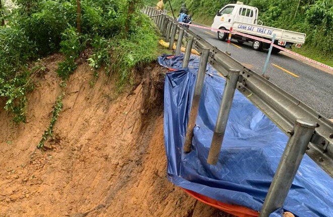 Nhiều khu vực ở Huế bị sạt lở nghiêm trọng do ảnh hưởng bão số 12