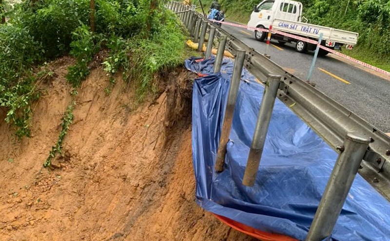 National Highway 49, the section from Cham to Tuan Bridge (Kim Long Ward) has a landslide on the lower slope of the Huong River bank, at risk of further landslides. Photo: Nguyen Lan.