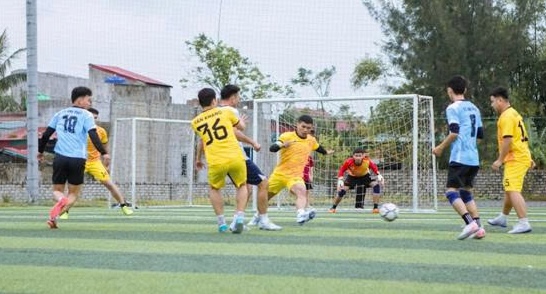 노동조합이 주최하는 축구 대회에 참가한 조합원들. 사진: 탄호아 노동조합